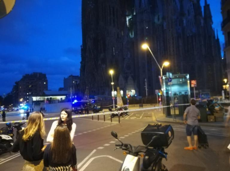 Βαρκελώνη:  Μεγάλη επιχείρηση της αντιτρομοκρατικής έξω από τη Σαγράδα Φαμίλια! (εικόνες, βίντεο)